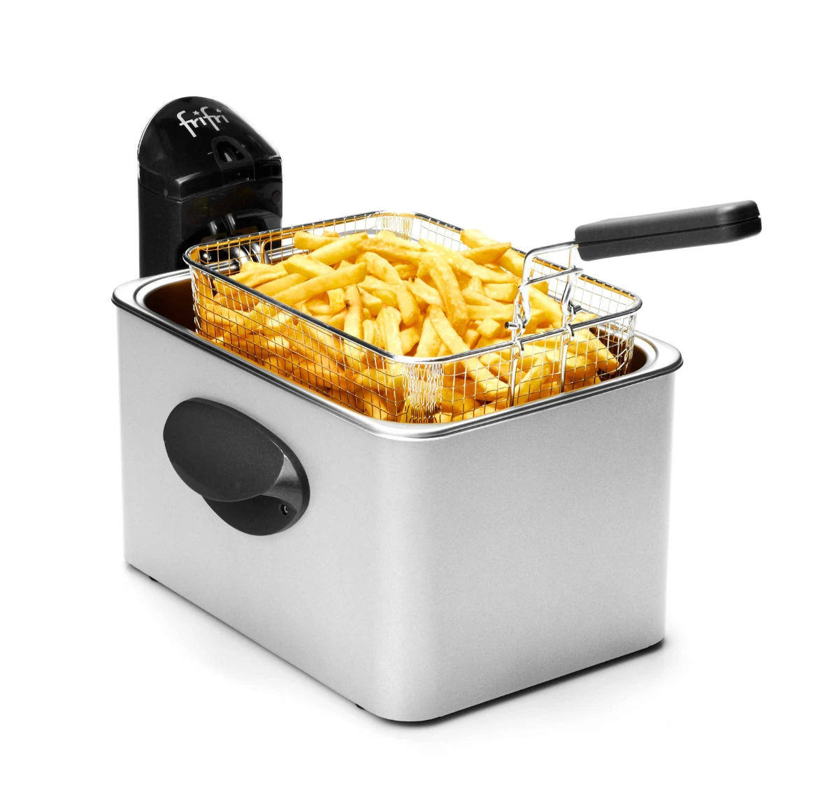 Une friteuse en acier inoxydable avec un panier rempli de frites cuites, sur fond blanc.