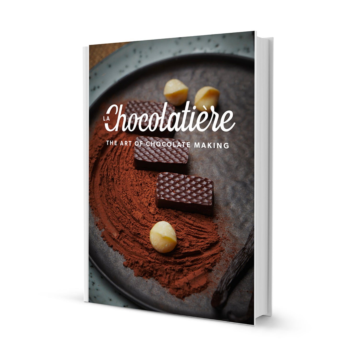 Het receptenboek van De Chocolatière + Paaskit, met op de omslag chocolade, cacaopoeder, noten, een vanillepeul en een chocoladetempereermachine.