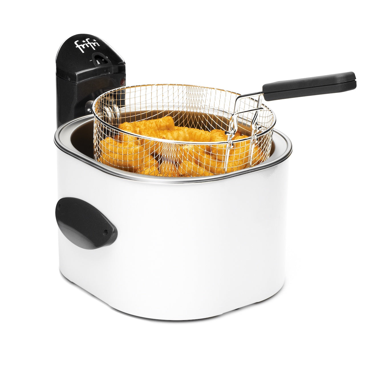 Une friteuse électrique blanche avec un panier contenant des aliments frits, probablement des filets de poisson, reposant au-dessus de l'huile.