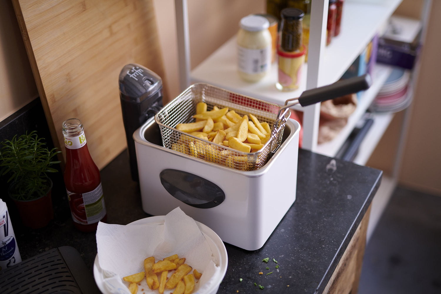 Witte friteuse met frietmand.