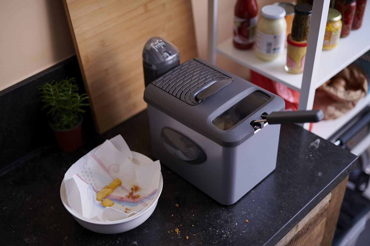Friteuse électrique sur un comptoir de cuisine.