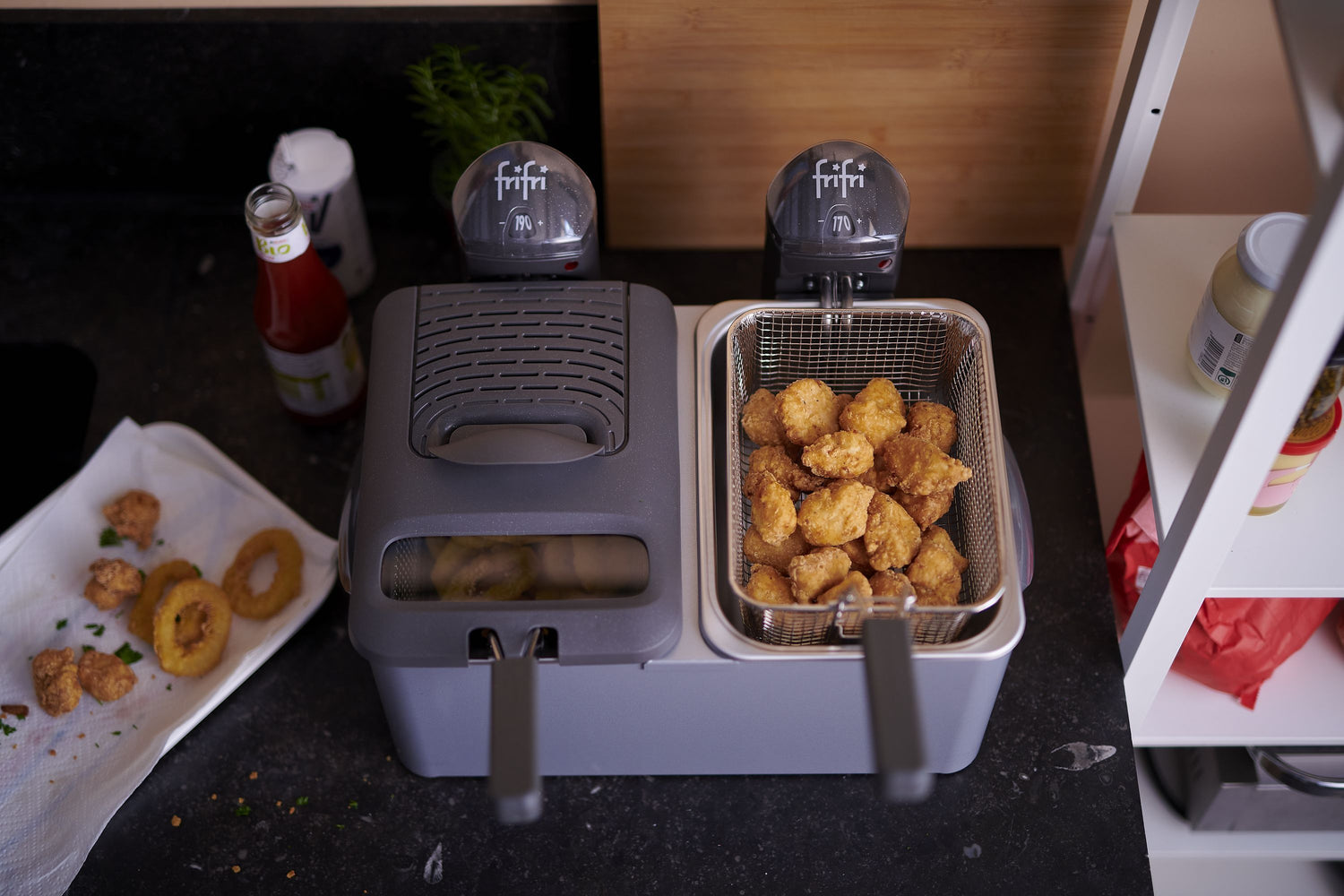 Friteuse double avec aliments frits.