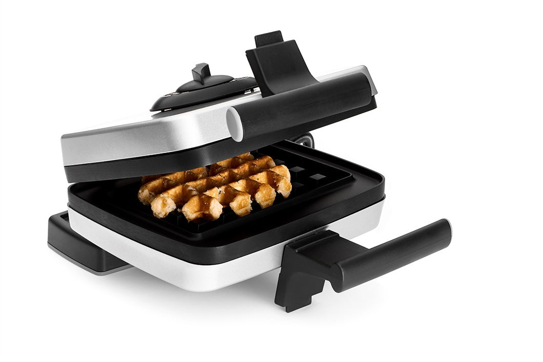 Gaufrier ouvert avec une gaufre à l'intérieur.