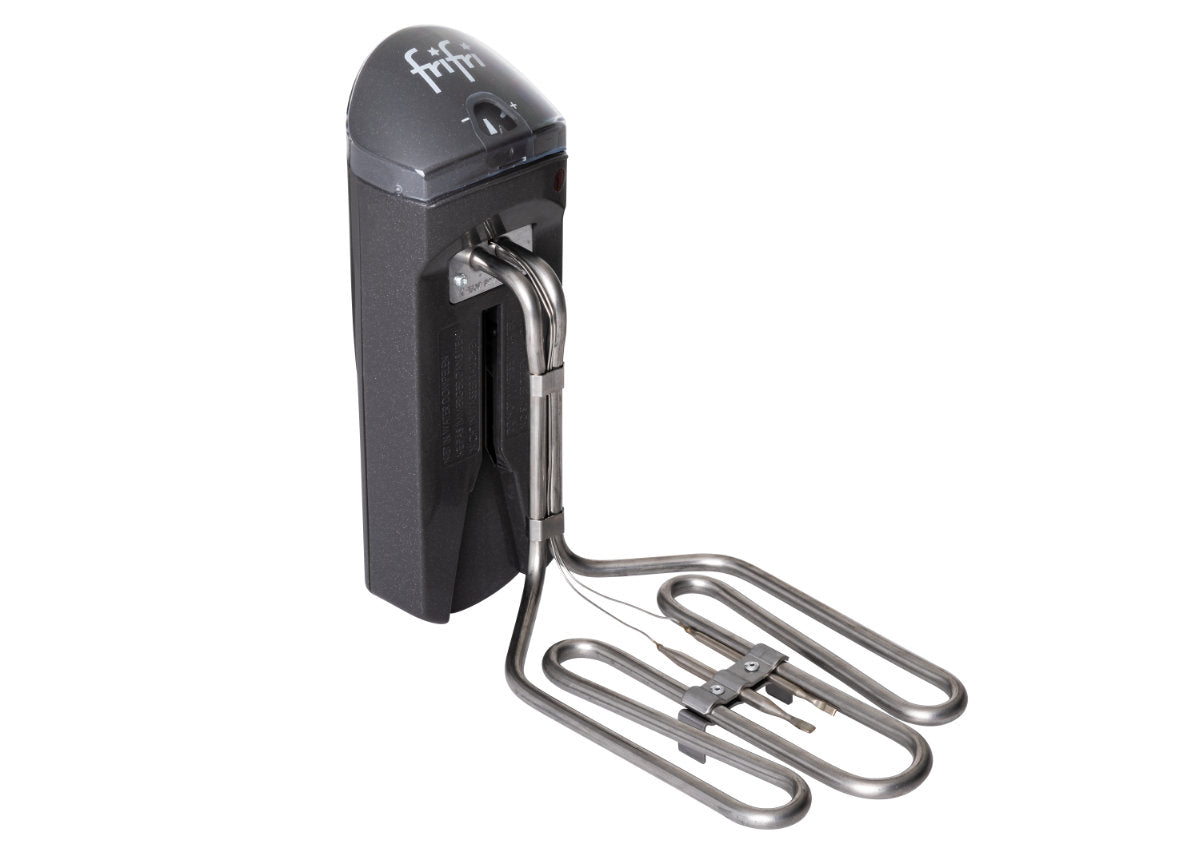 Un chauffe-eau électrique à immersion noir et argent avec un élément chauffant à serpentin et un cordon d'alimentation.