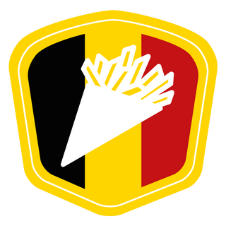Insigne stylisé aux couleurs du drapeau belge avec un cône de frites blanc au centre.