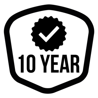 Un badge noir et blanc affiche une coche au-dessus du texte 10 YEAR.