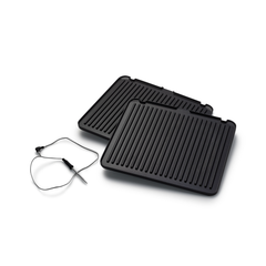 Deux plaques de cuisson rectangulaires noires « Grill Gourmet », dotées d'une surface striée, sont disposées côte à côte, accompagnées d'une sonde de température métallique fixée à un cordon noir, le tout présenté sur un fond blanc — l'idéal pour ceux qui apprécient les grillades gastronomiques et les programmes de cuisson polyvalents permettant une cuisson en intérieur sans effort.