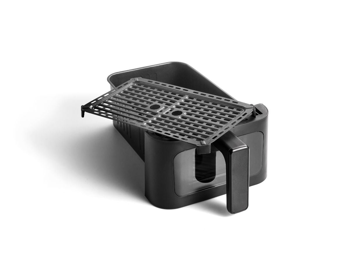 Un panier de friteuse noir avec un plateau grill amovible, placé sur un fond blanc.