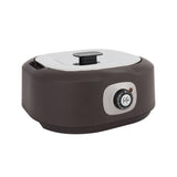 De Chocolatière is een bruin en zilveren elektrische waxwarmer met een afneembaar deksel bovenop en een temperatuurregelknop aan de voorkant.
