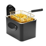 Zwarte friteuse met goudbruine frietjes in een metalen mand.