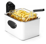 Friteuse blanche avec frites dorées.
