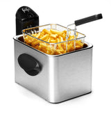 Friteuse en acier inoxydable remplie de frites.