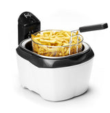 Une Friteuse 3L avec un panier en métal rempli de frites repose sur une base blanche avec des accents noirs - idéale pour préparer des en-cas tels que des Croque-monsieur XXL ou pour inclure dans votre Pack : Étudiant des éléments essentiels.