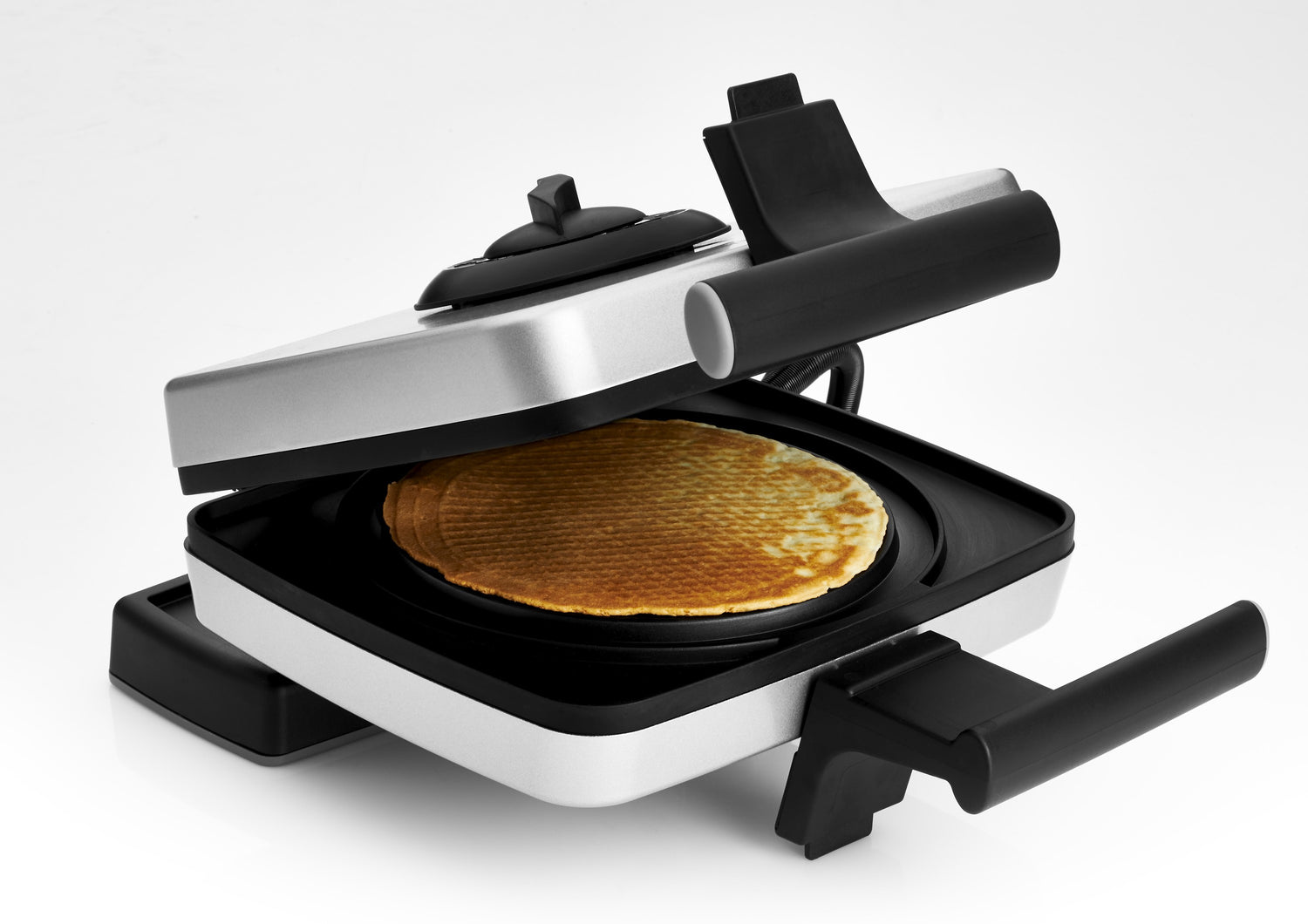 Gaufrier ouvert avec gaufre dorée.
