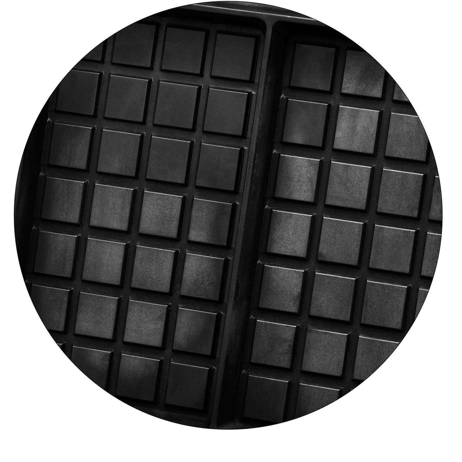 Gaufrier noir avec motif de carrés.
