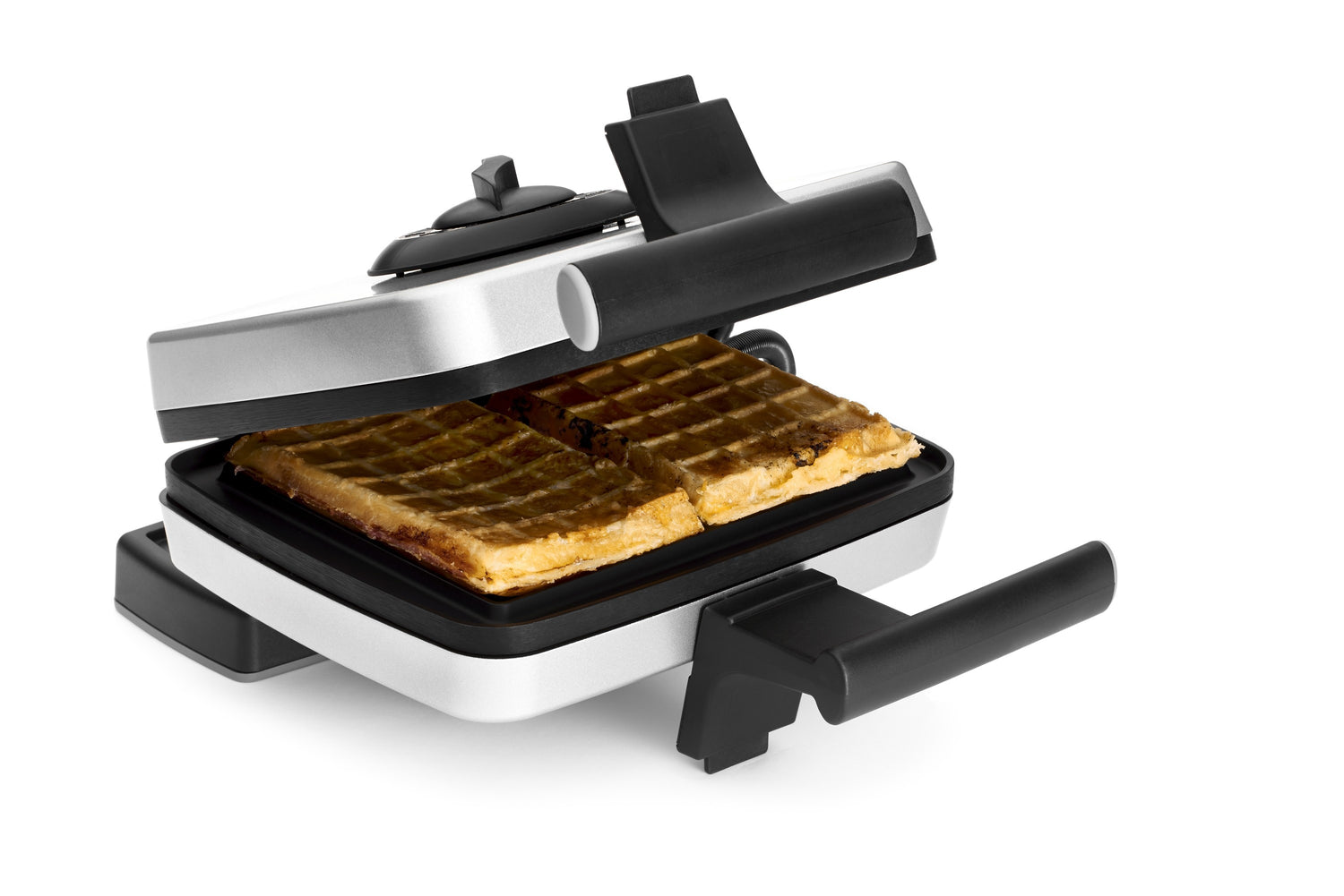 Gaufrier ouvert avec deux gaufres.