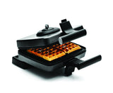 Zwart wafelijzer open met wafels.
