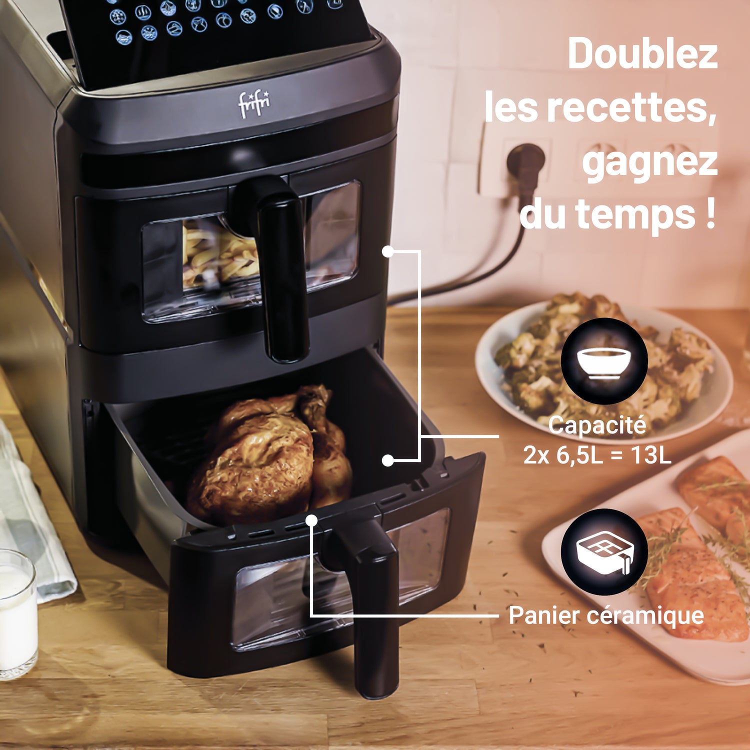 Friteuse double avec deux paniers en céramique, dont l'un contient un poulet rôti, présentée sur un comptoir de cuisine avec des aliments cuits à proximité et un texte en français soulignant sa capacité et ses caractéristiques.
