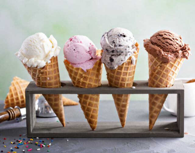 crème glacée de différents goûts dans quatre cornets alignés