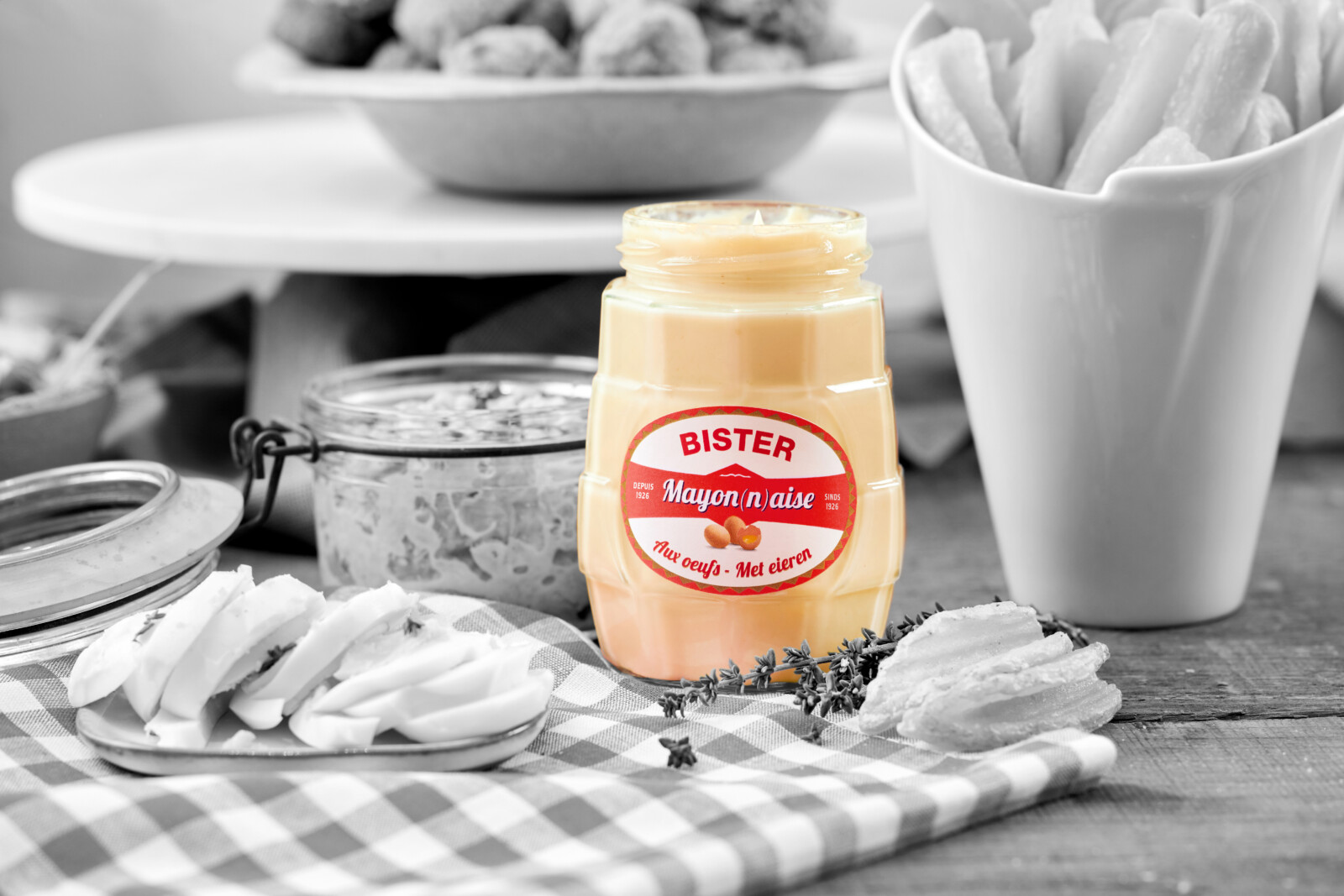 Pot de mayonnaire BISTER sur une table à manger avec des frites