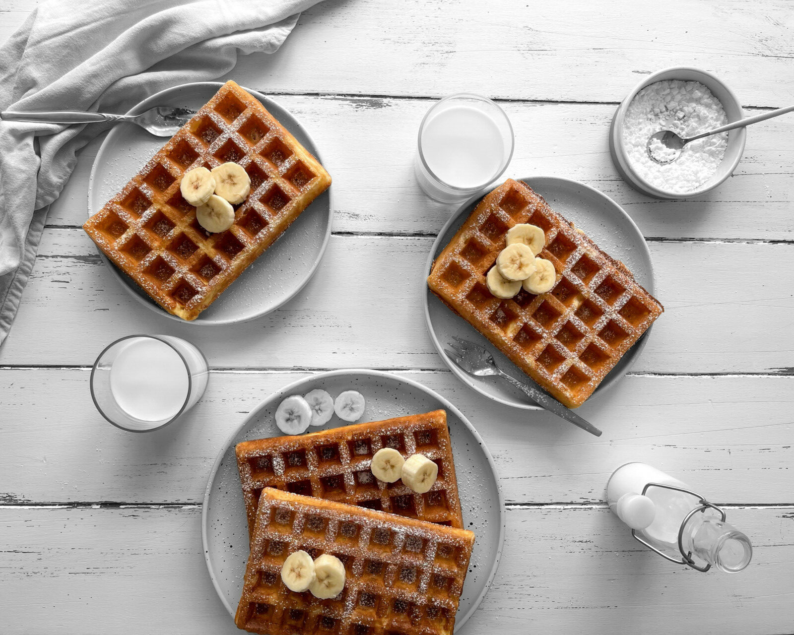 gaufres saupoudrer avec bananes