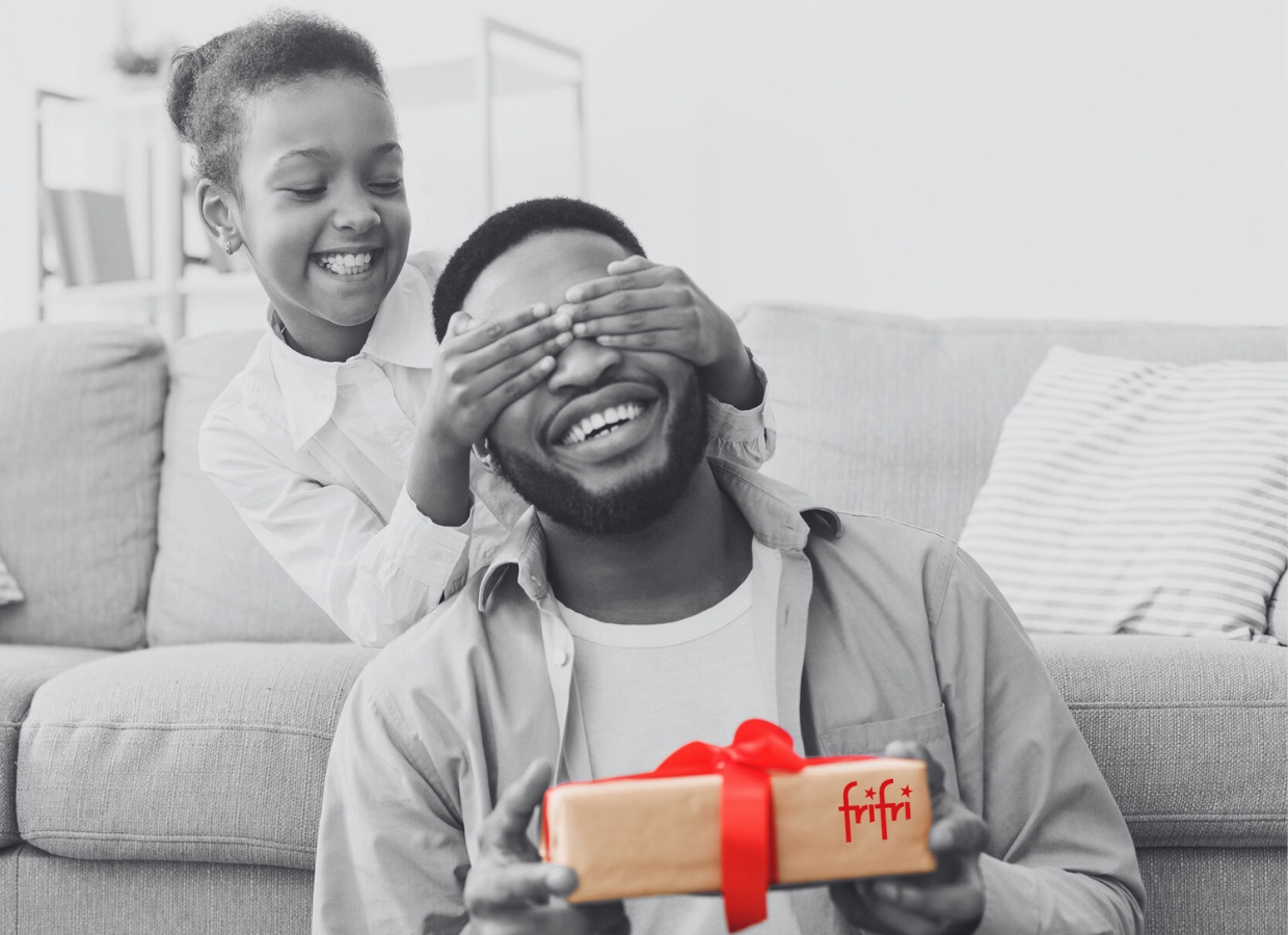 Fri-Fri pack dans les main d'un père